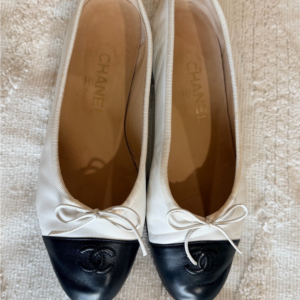 Chanel Women's White and Black Ballet Flats